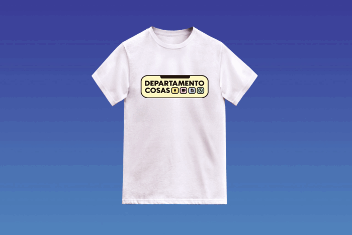 Camiseta Blanca con logotipo de Departamento Cosas en el pecho